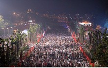 “Biển người” trắng đêm, trải chiếu ngủ ngoài trời chờ dâng hương giỗ Tổ