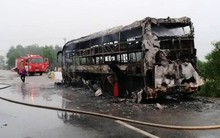 Xe khách bất ngờ bốc cháy dữ dội, 30 hành khánh bỏ chạy tán loạn