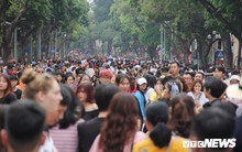 Ảnh: Phố đi bộ Hồ Gươm đặc kín người trong ngày nghỉ lễ giỗ Tổ Hùng Vương