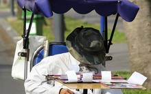 Nắng nóng ngộp thở, nhiệt độ ngoài trời ở TP HCM có thể trên 40 độ C