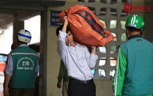 Người dân lỉnh kỉnh đồ đạc trở lại Thủ đô sau kỳ nghỉ lễ