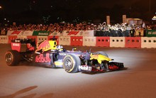 Xe đua F1 lao qua "như cơn gió" trước khu vực sân vận động Mỹ Đình, ngàn người hò reo