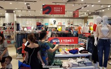 Người dân ùn ùn vào siêu thị mua sắm dịp nghỉ lễ