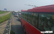 Tai nạn liên hoàn gây ùn tắc, xe ô tô chôn chân xếp hàng dài cả cây số trên Cao tốc Pháp Vân - Cầu Giẽ