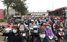 TP HCM: Đổ xô đi nghỉ lễ, nhiều tuyến đường ùn ứ kéo dài
