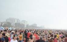 Ảnh: Biển Sầm Sơn đục ngầu, hàng vạn người vẫn chen chúc vui chơi dịp lễ 30/4 - 1/5