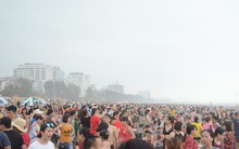 Ảnh: Biển Sầm Sơn đục ngầu, hàng vạn người vẫn chen chúc vui chơi dịp lễ 30/4 - 1/5