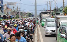 Xe dồn về Vũng Tàu quá đông, vạn người bơ phờ vượt phà, cao tốc