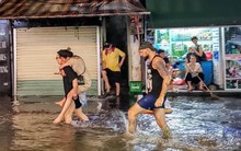 Hà Nội mưa lớn dịp nghỉ lễ 30/4-1/5, nhiều tuyến phố biến thành "sông", khách Tây lội bì bõm