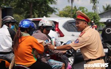 Công an Cần Thơ đội nắng tiếp nước cho người dân về quê vui lễ