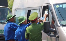 Công an Cần Thơ phát nước suối, khăn lạnh cho người dân lưu thông trên quốc lộ