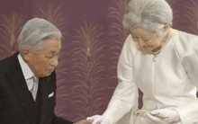 Khoảnh khắc xúc động nhất trong Lễ thoái vị: Nhật hoàng Akihito rưng rưng nắm chặt tay, dìu bước người bạn đời gắn bó 60 năm trong thời khắc chuyển giao lịch sử