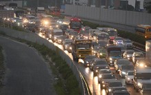 Người dân ùn ùn đổ về Thủ đô sớm do lo ngại tắc đường trong ngày nghỉ lễ cuối cùng