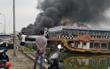 Tàu nổi giữa Hồ Tây bốc cháy ngùn ngụt