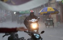 Mưa lớn bất ngờ đổ xuống Sài Gòn, nhiều người phải bật đèn xe lưu thông