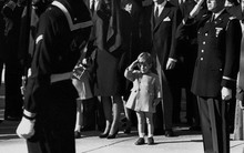 Đã hơn 50 năm, bức ảnh con trai Tổng thống Mỹ giơ tay chào quan tài bố ngay trong ngày sinh nhật vẫn luôn khiến người ta xót xa