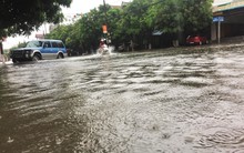 Mưa lớn trong đêm, đường TP Hà Tĩnh 'biến' thành sông
