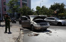 Ô tô 7 chỗ đang chạy đột nhiên bốc cháy, tài xế đẩy cửa thoát thân