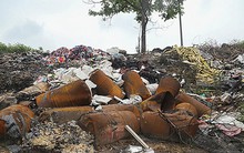 Rác thùng phuy nghi chất thải công nghiệp đổ bậy bên Đại lộ Thăng Long