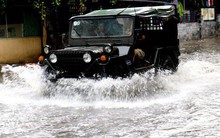 TP HCM: Mưa trắng trời trưa cuối tuần, "khu nhà giàu" Thảo Điền lại ngập