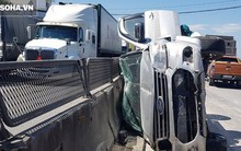 Ô tô Ford Everest chở 3 người bẹp dúm sau va chạm với xe "hổ vồ" trên quốc lộ