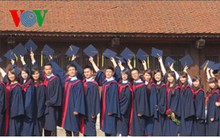 “Xuất khẩu” cử nhân thất nghiệp - chuyện bi hài