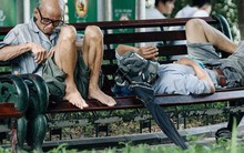 Ảnh: Hà Nội nắng nóng “cháy da cháy thịt”, nhiều người không khỏi mệt mỏi tìm bóng cây nghỉ ngơi