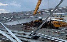 Khung nhà xưởng nặng hàng chục tấn đổ sập, 4 người thương vong