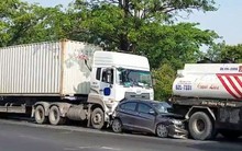 3 người kêu cứu trong "xế hộp" biến dạng trên đường Nguyễn Văn Linh