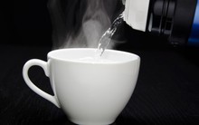 Tranh cãi uống nước ấm hay nước lạnh sẽ tốt hơn cho sức khỏe?