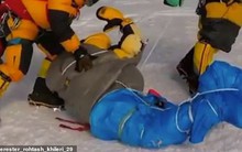 Hình ảnh "rợn tóc gáy" trong vụ tắc đường trên Everest: Dân bản địa kéo lê xác người đang đông cứng