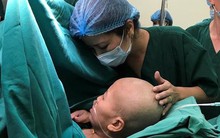 Người mẹ ung thư đã tỉnh lại, trào nước mắt nhìn con qua ảnh