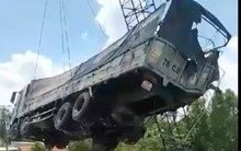 Đang cẩu xe tải trong vụ sập cầu ở Đồng Tháp, cần cẩu gãy đôi