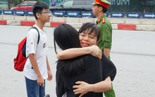 Chùm ảnh cảm động: Muốn hiểu thấu lòng cha mẹ, hãy đến cổng trường những ngày thi