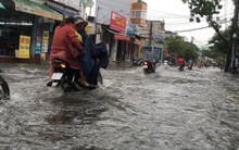 Mưa 30 phút, đường tốn trăm tỷ chống ngập vẫn lênh láng nước