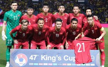 Xúc động hình ảnh tuyển Việt Nam giơ áo tri ân Đình Trọng trước đại chiến với Thái Lan