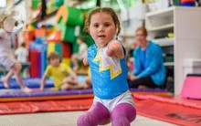 Bé gái 5 tuổi mất cả tứ chi vì viêm màng não tự tin tập môn thể thao mà ngay cả người đủ tay chân cũng e ngại