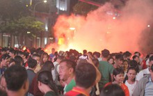 Tuyển Việt Nam thua sát nút, cổ động viên nuối tiếc, đốt pháo sáng tại phố đi bộ Nguyễn Huệ