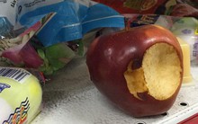 Khách Việt thản nhiên khui đồ ăn, phá nát hàng hóa trong siêu thị như ở chốn không người