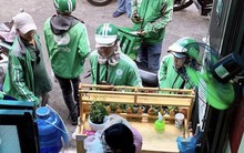 Trăm phương ngàn kế “chiêu dụ” hàng quán của dịch vụ giao thức ăn