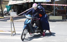 Lạ lẫm phố Trần Hưng Đạo được rào chắn, ngơ ngác chui dây tìm lối thoát