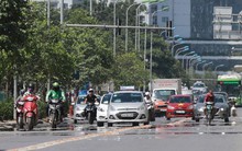 Người dân hãi hùng phơi nắng trên con đường nóng nhất Thủ đô