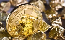 Giữa thời điểm hỗn loạn, chuyên gia chọn mua vàng hay Bitcoin?