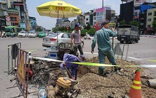 Công nhân đội nắng vá đường ống nước giữa ngã 6 Hà Nội
