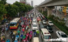 Ảnh: Xe cộ ùn tắc khắp ngả, người dân vất vả mưu sinh dưới trời mưa bão ở Thủ đô