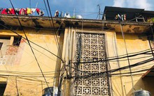 Chung cư đất vàng sập xệ ở Hà Nội