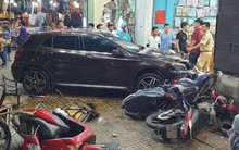 TP HCM: Ôtô "điên" lao vào dòng xe máy, người, xe văng la liệt