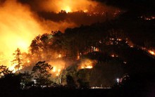 Cận cảnh rừng Hà Tĩnh cháy đỏ trời, dân tất tả di dời tài sản