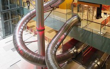 Sân bay Changi xây ống trượt để hành khách chui ra cửa máy bay, nhiều người tự hỏi: Ủa vậy cũng được nữa hả?