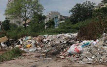 Ngổn ngang rác thải cạnh tuyến đường hàng chục tỉ đồng vừa mới xây
